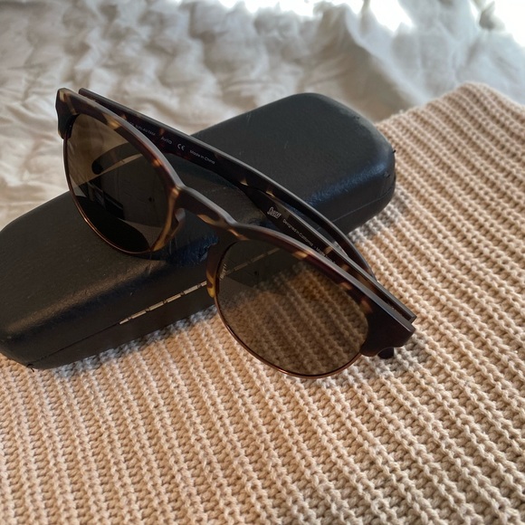 Classic Tortoise Shell Sunglasses - Picture 7 of 9